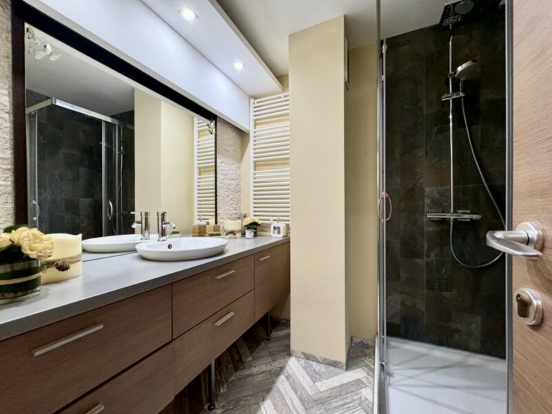 Unirii - Anastasie Panu - Apartament mare si spatios - Centrala proprie!